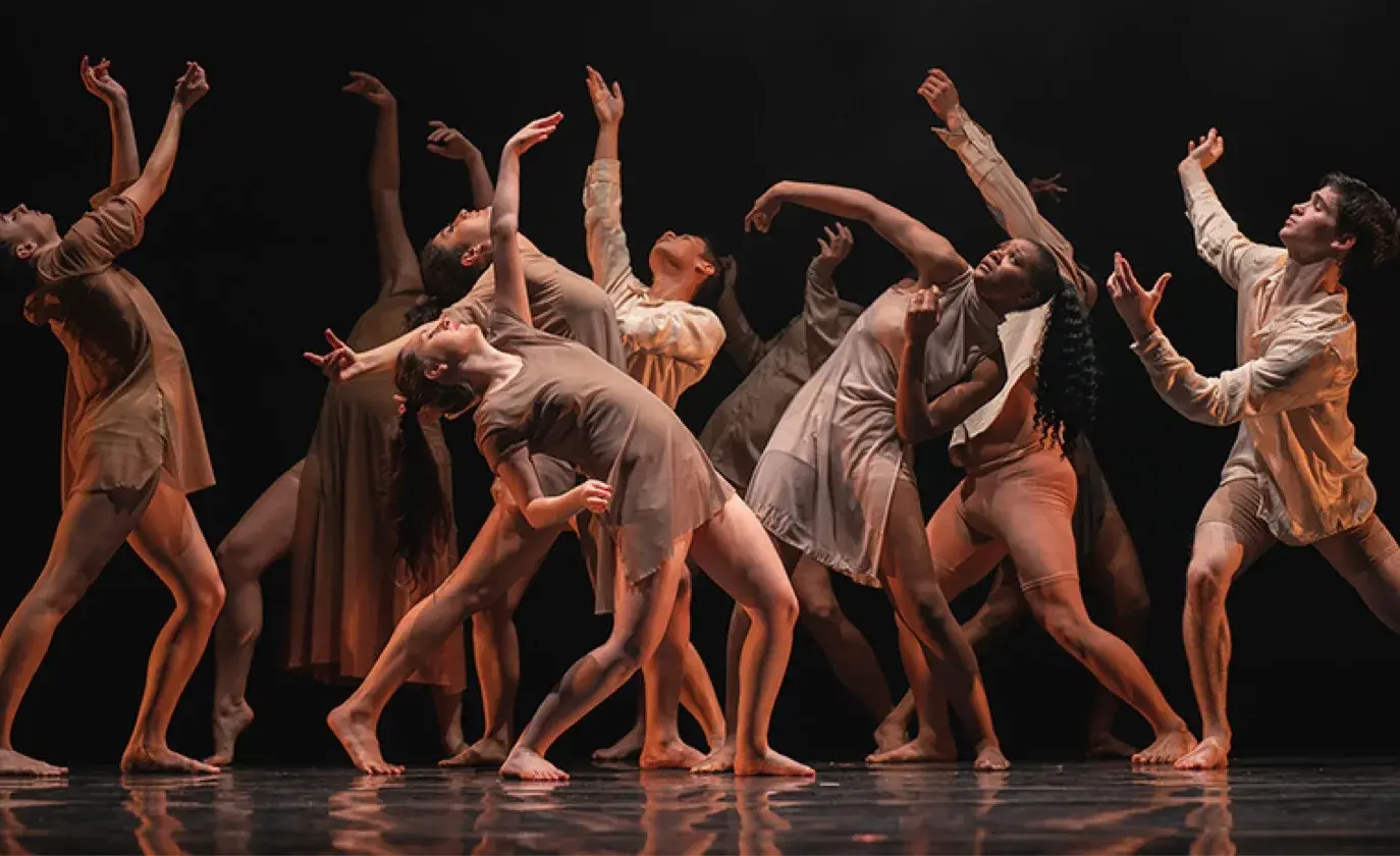 Cours de danse pour adultes dans un studio contemporain