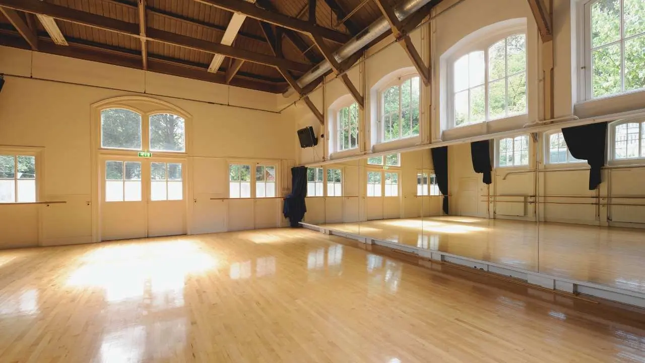 Studio de danse avec lumière naturelle